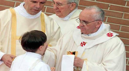 papa-da-la-comunion