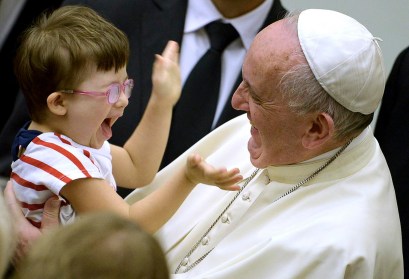 zzzzinte1Pope Francis (R) greets a boy during an audience with parish cells for the evangelization in Paul VI hall at the Vatican on September 5, 2015.   AFP PHOTO / FILIPPO MONTEFORTE zzzz