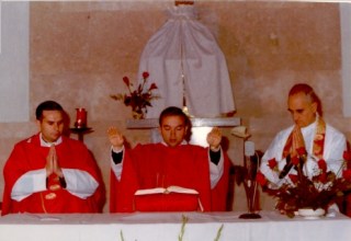 con p.cano y p. turu celebrando misa (2)