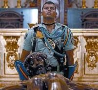 Legionario velando delante del Crucifijo
