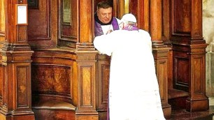 Papa Francisco confesándose