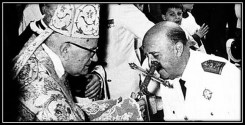 General Francisco Franco - besando el Crucifijo