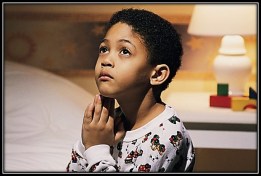 Niño haciendo oración