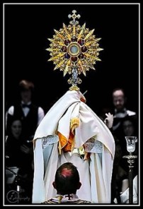 Sacerdote dando la bendición con el Santísimo