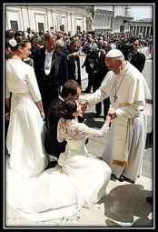Papa Francisco - con parejas de novios
