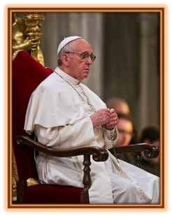 Papa Francisco rezando el Rosario