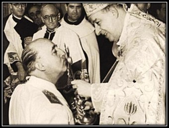 Francisco Franco - Besando Jesús Sacramentado