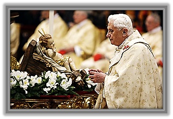 Papa Benedicto XVI y el Niño Jesús