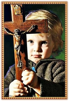 niño portando cruz