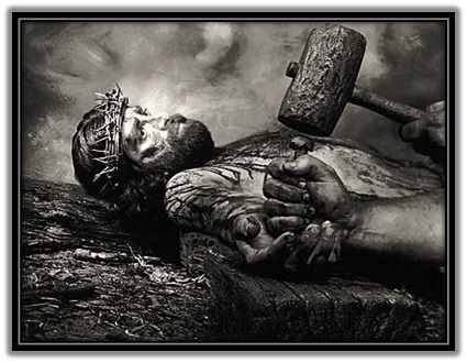 Jesús clavado en la cruz