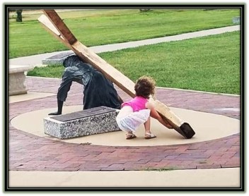 Cristo ayudado a llevar la cruz por una niña