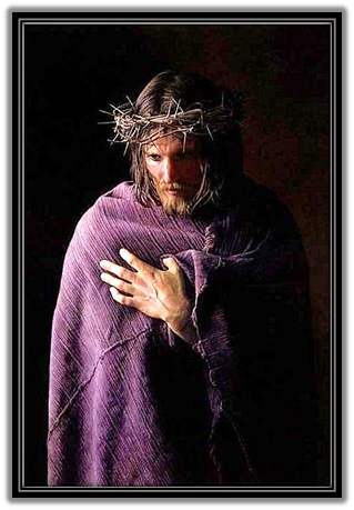 Jesús coronado de espinas y con la túnica