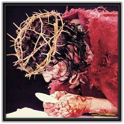 Jesús inmolado celebrando la Eucaristia