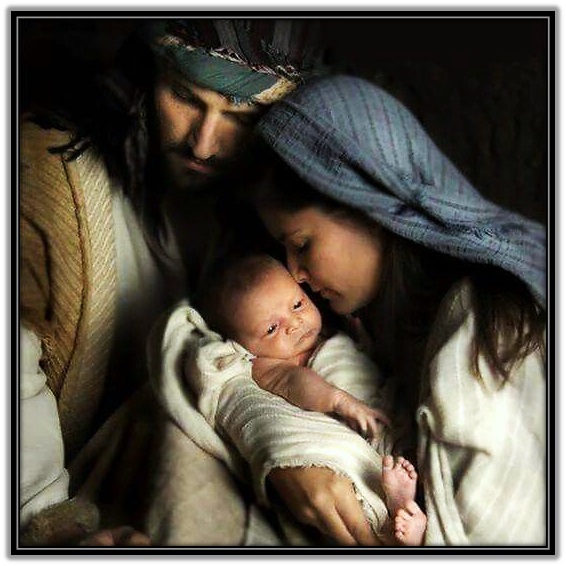 José y María con el Niño Jesús en brazos