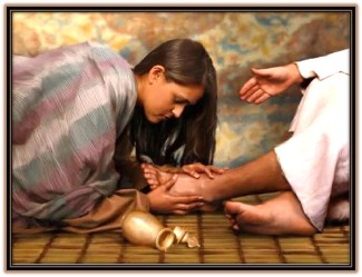 Mujer le lava a Jesús los pies con perfume