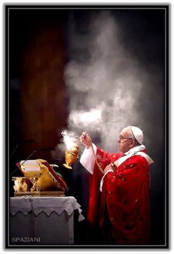 Papa Francisco inciensando