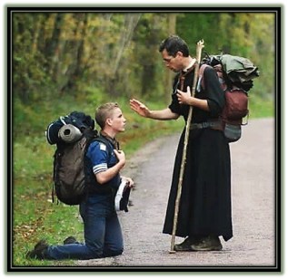 Sacerdote dando la bendición un seglar