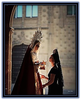 Virgen María mirada por una mujer