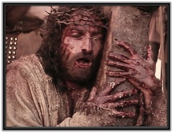 Jesús abrazado a la Cruz - 3