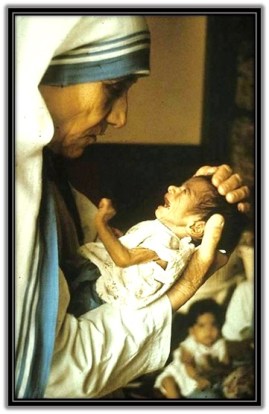 Madre Teresa de Calcuta - con niño en brazos acariciándolo
