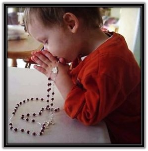 Niño rezando el Rosario