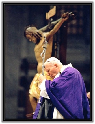 Jesús Crucificado y San Juan Pablo II