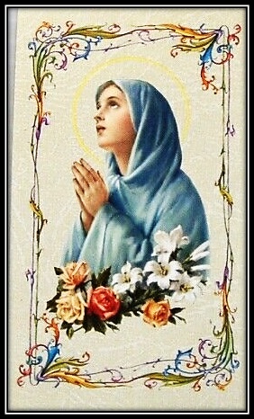 María adornada de flores