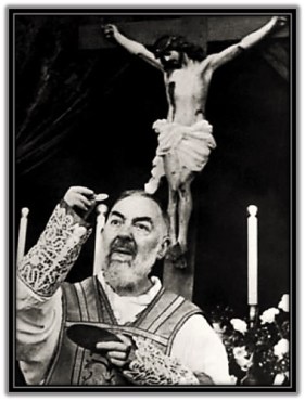 Padre Pío con el Cuerpo de Cristo