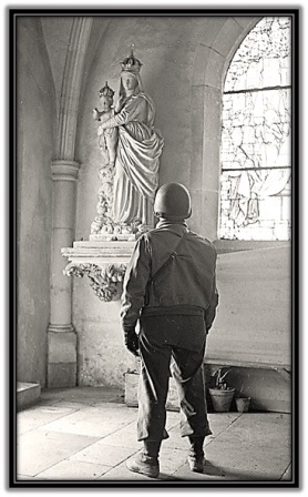 Soldado rezando a la Virgen María y Niño Jesús