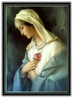 María con una rosa en la mano