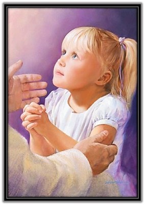 Niña rezando a Jesús