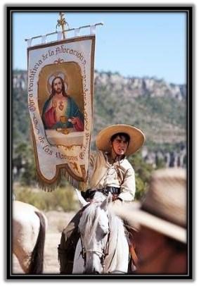 Niño portando estandarte Sagrado Corazón