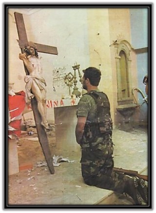 Soldado rezando al Cristo roto