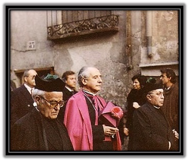 Mons. D. José Guerra Campos - acompañado