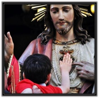 Niño tocando el Corazón de Jesús