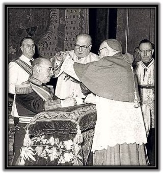 Franco condecorado por la Iglesia