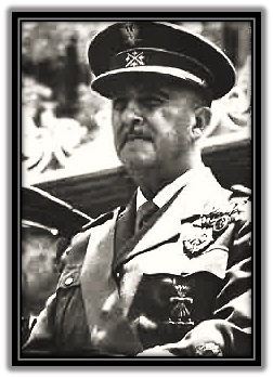 Francisco Franco - observando desfile militar
