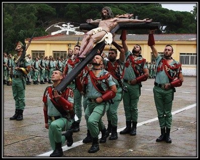 Legionarios con el Crucifijo