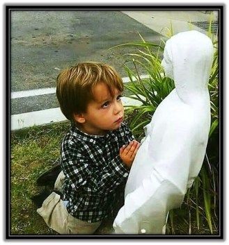 Niño rezando a la Virgen María