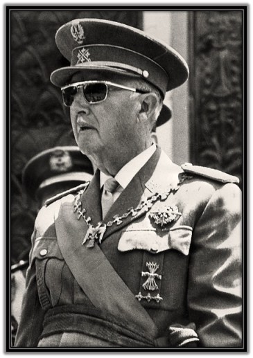 Generalísimo Francisco Franco observando desfile