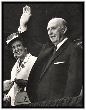 Franco saludando y Dña. Carmen Polo