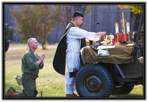Sacerdote celebrando Santa Misa y soldado acólito